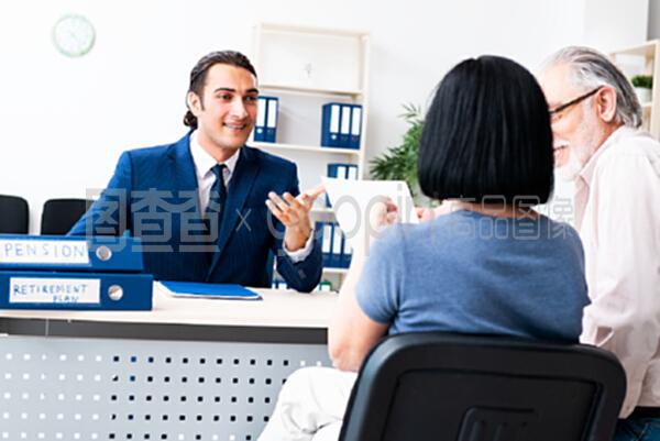 给老夫妇提退休建议的财务顾问;给老夫妇提退休建议的财务顾问